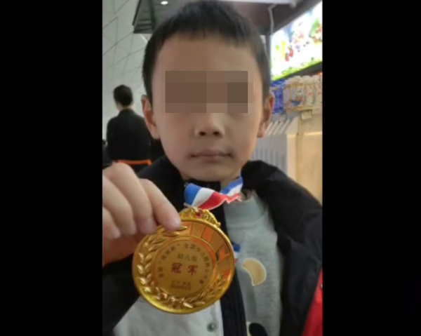 涨8配资 9岁围棋少年之死，至亲，至毒